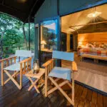 Su terraza de observación y el interior de la tienda | Muddy Teak.