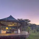 Disfrute de sus comidas en una carpa comedor al aire libre.