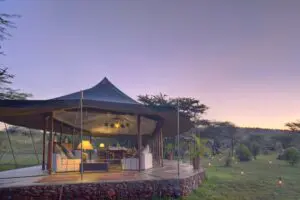 Disfrute de sus comidas en una carpa comedor al aire libre. 
