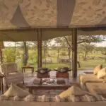 El salón central ofrece un espacio diáfano para relajarse entre actividad y actividad.