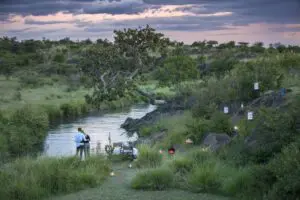 Cenar a orillas del río es la forma perfecta de disfrutar de un romance privado. 