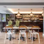 El bar y la cafetería son un lugar ideal para disfrutar de una copa y un almuerzo ligero.