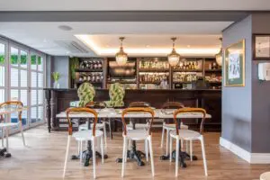 El bar y la cafetería son un lugar ideal para disfrutar de una copa y un almuerzo ligero.