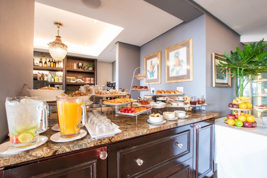 Comience el día con un desayuno bufé.