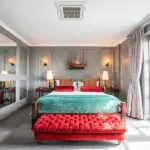 Colores vibrantes y texturas lujosas.