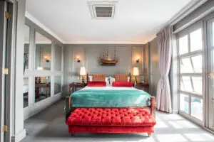 Colores vibrantes y texturas lujosas.