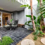 El Apartamento África de 3 dormitorios cuenta con un porche ajardinado.