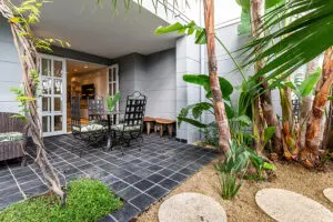 El Apartamento África de 3 dormitorios cuenta con un porche ajardinado.