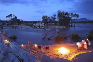 Déjese seducir por una cena privada en el lecho del río. 