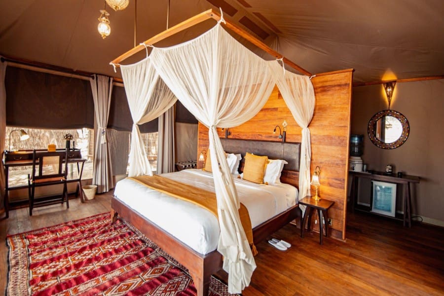 soroi-larsens-camp-luxury-tent-room