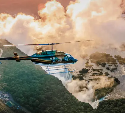 Un helicóptero sobrevuela la nube de niebla sobre las cataratas Victoria en Zimbabue | Go2Africa