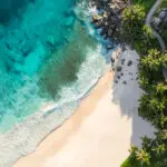 Disfrute de un paseo por la tranquila costa de Anse Intendance.