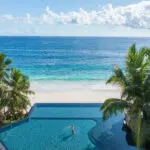 Una piscina infinita da a la playa, creando un impresionante telón de fondo para las fotografías.