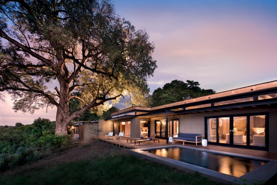 El crepúsculo se instala tras el resplandor de las luces en el Lion Sands River Lodge | Go2Africa
