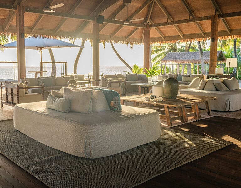 Relax in the lounge, savouring a drink from the bar and the soft ocean breeze. 