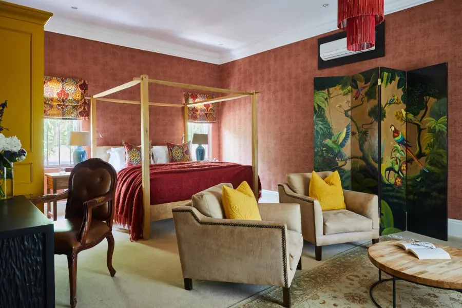 la-cle-village-domain-red-bedroom