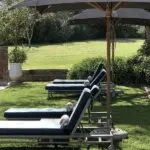 Relájese en su jardín privado con piscina y tumbonas.