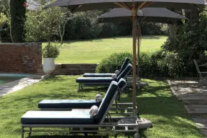Relájese en su jardín privado con piscina y tumbonas.