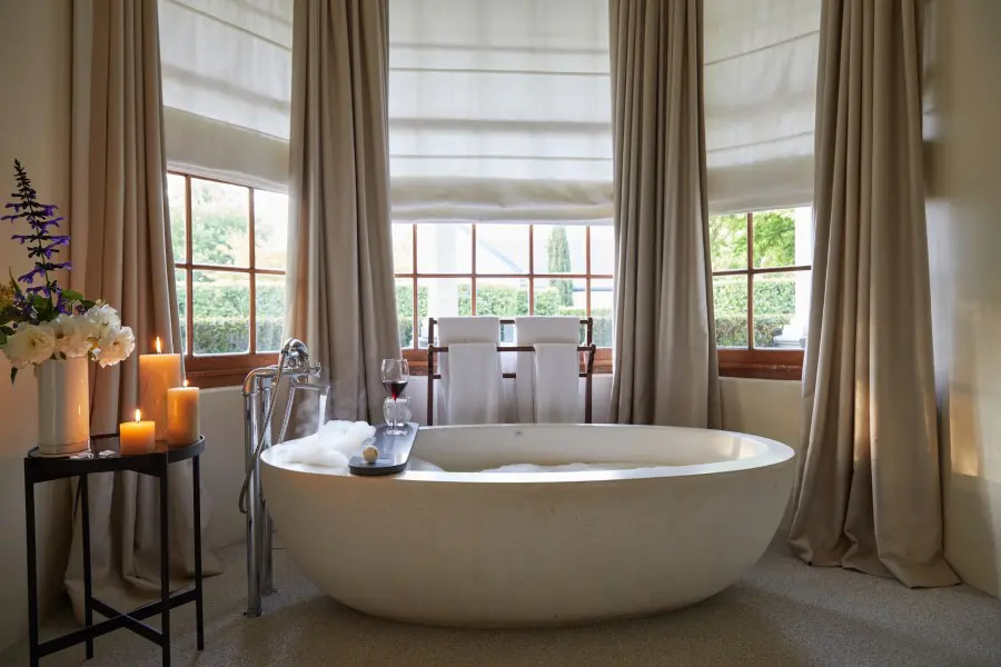 le-cle-village-le-mainoir-bathtub