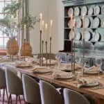 Un gran comedor es el punto de encuentro central para las familias con varias villas reservadas.