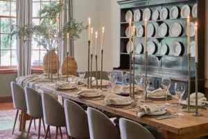 Un gran comedor es el punto de encuentro central para las familias con varias villas reservadas. 