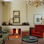 Acomódese junto a la chimenea con una copa de vino en la mano.