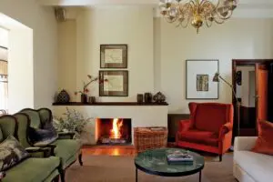 Acomódese junto a la chimenea con una copa de vino en la mano. 