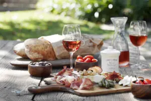 Disfrute de una cesta de picnic.