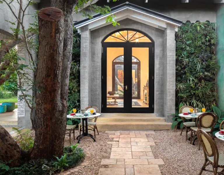 Savour your breakfast in the sanctuary of the courtyard. 
