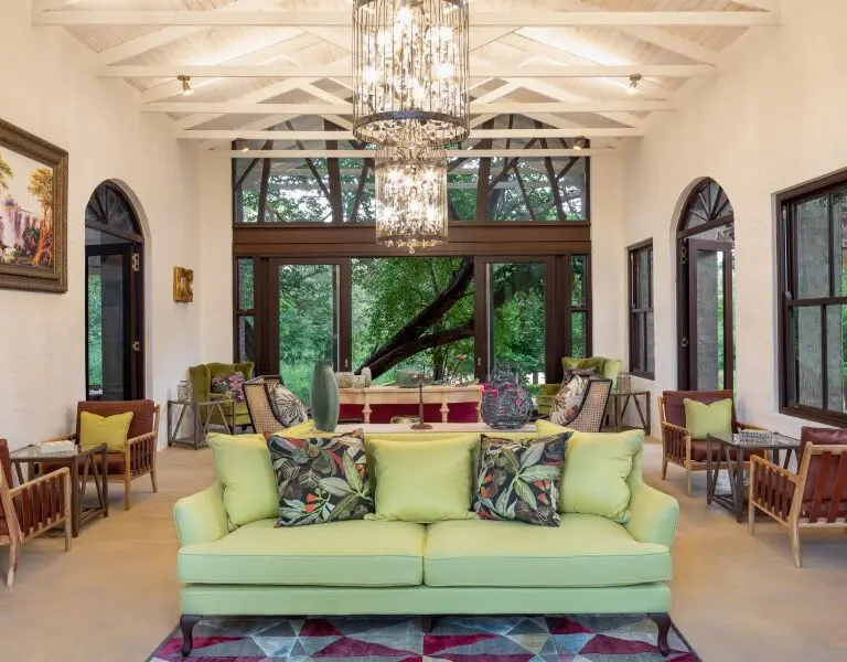 Retreat to the lounge to join like-minded guests for drinks before dinner.
