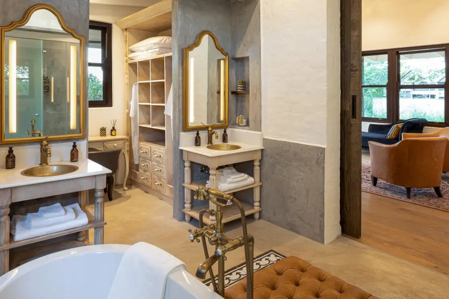 mbano-manor-hotel-luxury-suite-bathroom