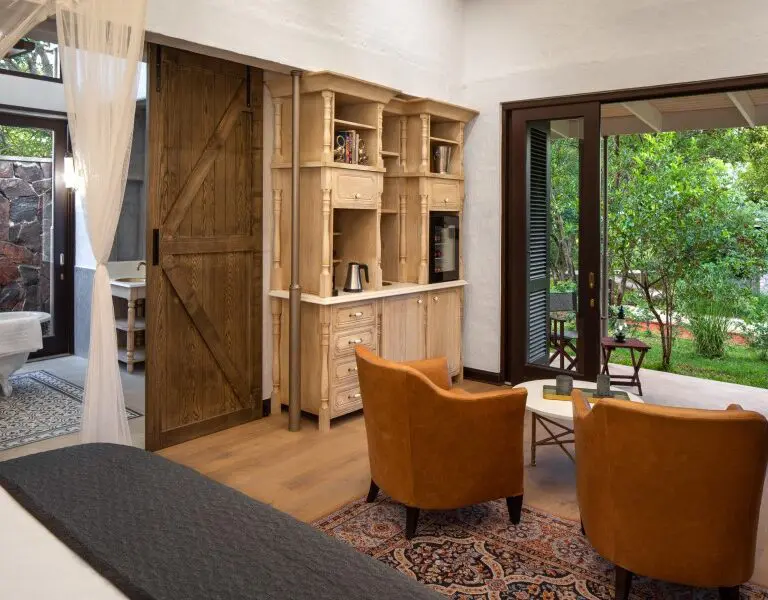 mbano-manor-hotel-luxury-suite-courtyard-view