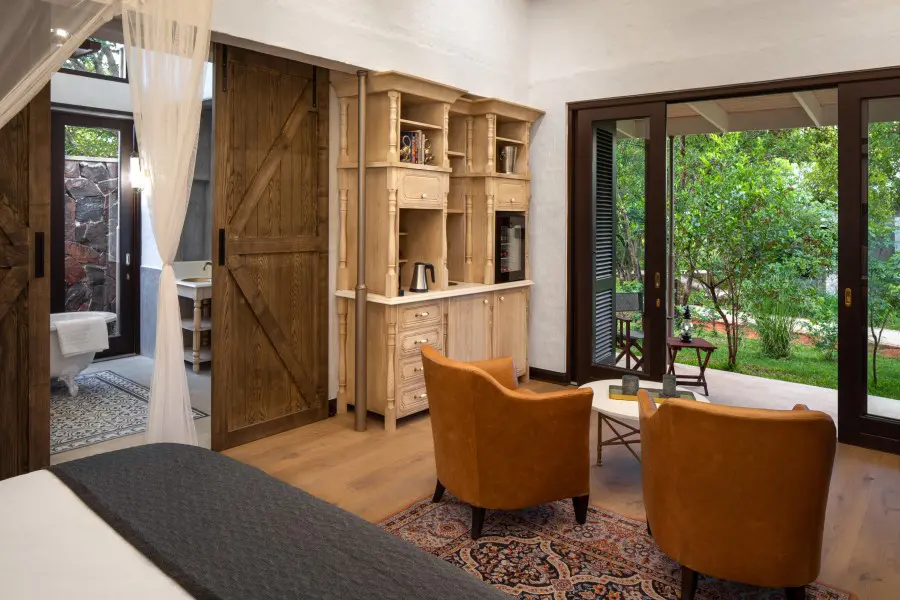 mbano-manor-hotel-luxury-suite-courtyard-view