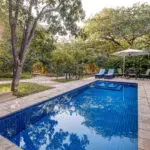 Saboree cócteles y tome el sol junto a la piscina.