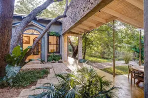 Welcome to Mbano Manor Hotel – a luxury basecamp from which to explore the Zambezi National Park and the Falls.