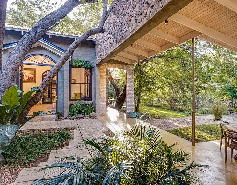 Welcome to Mbano Manor Hotel – a luxury basecamp from which to explore the Zambezi National Park and the Falls.