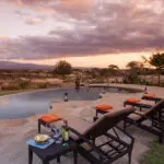 Salón junto a la piscina.