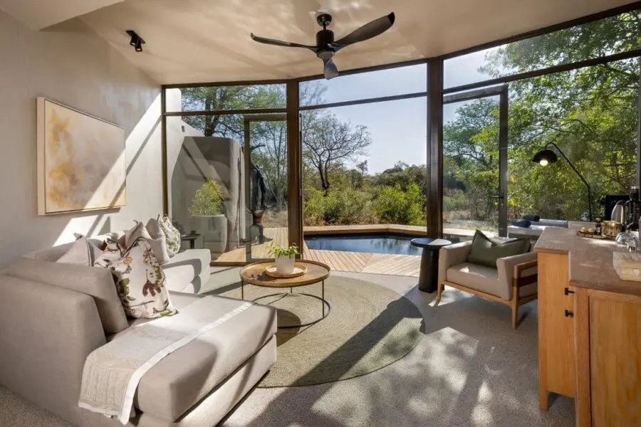 Las suites del Sabi Sabi Bush Lodge tienen vistas a su propia piscina privada y a la naturaleza.