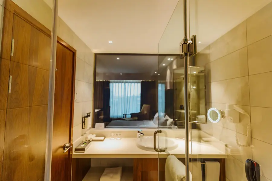 crowne-plaza-nairobi-airport-hotel-standard-room-with-balcony-bathroom