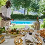 Saboree almuerzos junto a la piscina.