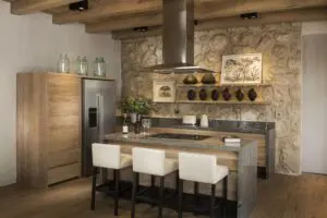 Hay una cocina completa, lista para preparar aperitivos y comidas. 