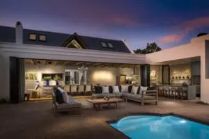 El salón exterior es un lugar ideal para tomar una copa antes de cenar. 