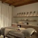 Disfrute de excursiones de un día en Franschhoek, seguidas de masajes en el hotel.