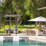 Échappez à la chaleur de la journée en faisant un plongeon dans la piscine.