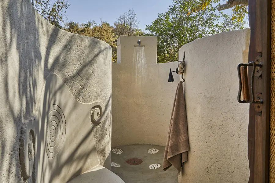 toro-river-lodge-river-suite-outdoor-shower-2