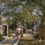 Willkommen in der Toro River Lodge, wo luxuriöse Gastfreundschaft auf Sie wartet.