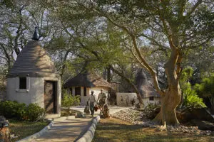 Willkommen in der Toro River Lodge, wo luxuriöse Gastfreundschaft auf Sie wartet. 