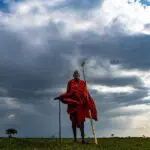 Camine junto al pueblo masai.
