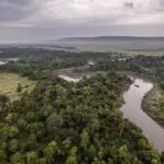 El río Mara atraviesa el paisaje.