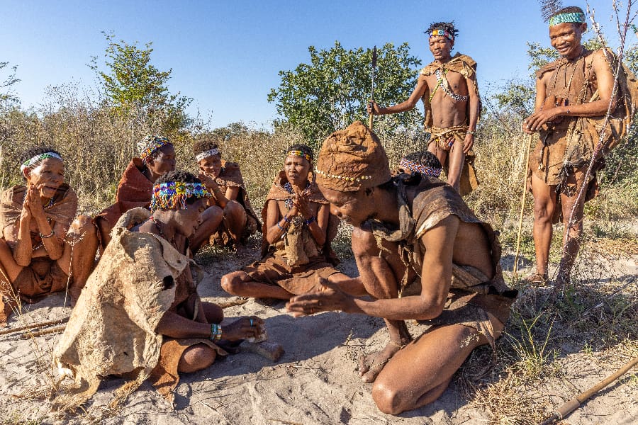 Um grupo de bosquímanos San no Kalahari | Go2Africa